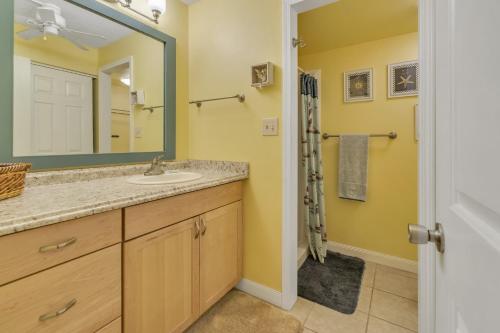 Ванная комната в NAUTICAL THEME GARDEN VIEW STUDIO - KONA ISLANDER INN CONDOS condo