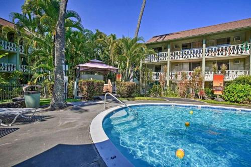 Бассейн в NAUTICAL THEME GARDEN VIEW STUDIO - KONA ISLANDER INN CONDOS condo или поблизости