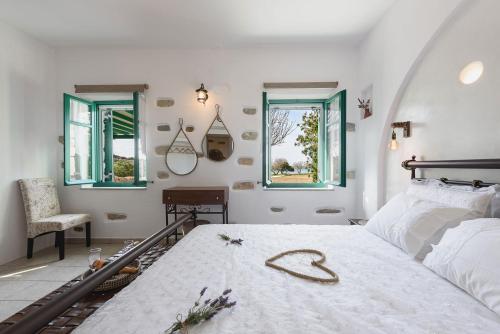 Posteľ alebo postele v izbe v ubytovaní seaside Villa Glyfa Paros