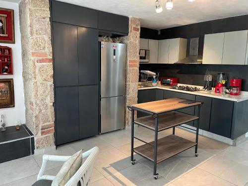 a kitchen with a refrigerator and a table in it at Alojamiento completo, con una excelente ubicación in Guadalajara