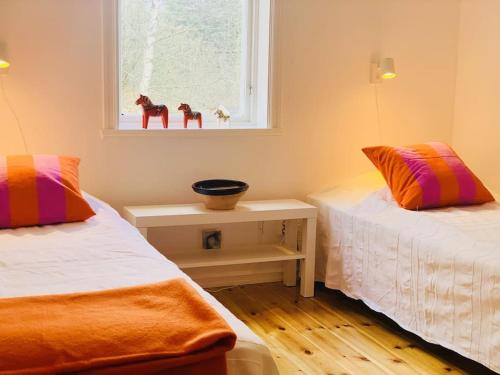 Un pat sau paturi într-o cameră la Stockholm archipelago with boat and bikes