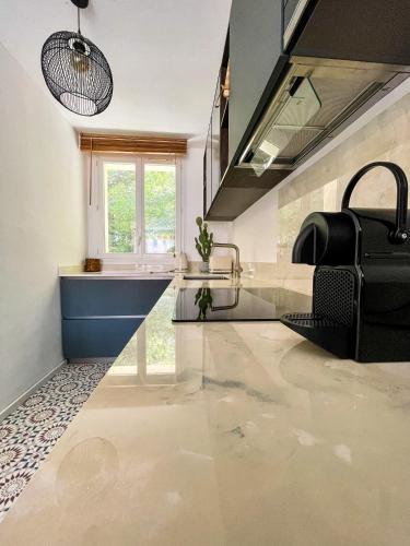 une grande cuisine avec évier et comptoir dans l'établissement LA RADE - Centre Ville - Balcon - Clim - Neuf, à Cassis