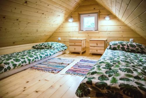 Posteľ alebo postele v izbe v ubytovaní RESETówka nr 2 - domek rodzinny na odludziu