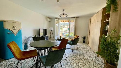 un salon avec une table et des chaises dans l'établissement LA RADE - Centre Ville - Balcon - Clim - Neuf, à Cassis