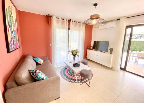 sala de estar con sofá y mesa en RUBY 2 chambres Terrasse Piscine en Boulouris-sur-Mer