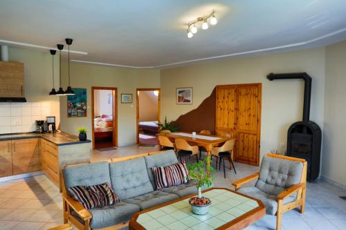 salon z kanapą i stołem w obiekcie Apartman Fűzfa w mieście Balatonmáriafürdő