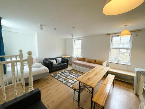 een woonkamer met een bank en een tafel bij 134 Kilburn road apartment in Londen