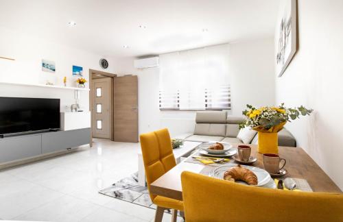 een keuken en eetkamer met een tafel en stoelen bij Apartment Jurić in Pula