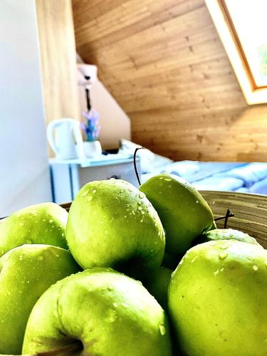 a bunch of green apples sitting in a basket at Fakanalas Fogadó in Pásztó