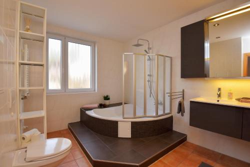 a bathroom with a tub and a toilet and a sink at Ferienwohnung in ruhiger Lage von Zella-Mehlis/ Wohnung Carola in Zella-Mehlis