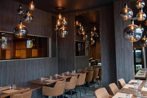 Restaurant ou autre lieu de restauration dans l'établissement La Bourse Hotel
