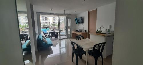 a kitchen and living room with a table and chairs at Peñazul La Aldea Condominio en Ricaurte Campestre - Apartamento con vista a piscinas in Ricaurte