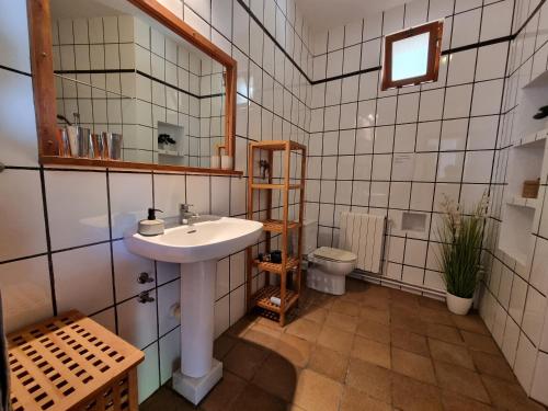 uma casa de banho com um lavatório e um WC em Casa Biank em Rodalquilar