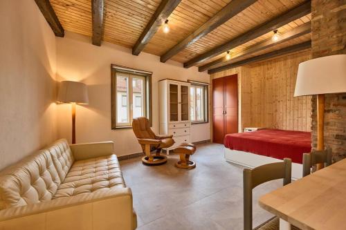 ein Schlafzimmer mit einem Sofa, einem Bett und einem Tisch in der Unterkunft Rote Wohnung - Goldenes-Häusle in Sulzbach an der Murr