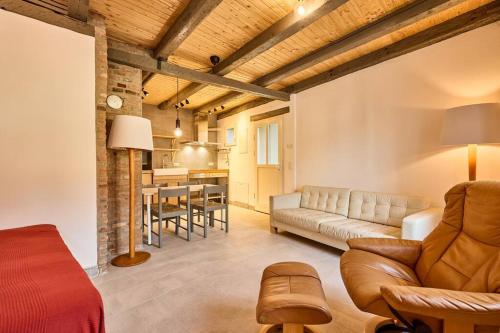 ein Wohnzimmer mit einem Sofa und einem Tisch in der Unterkunft Rote Wohnung - Goldenes-Häusle in Sulzbach an der Murr