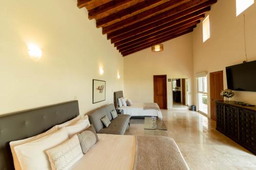 a living room with a couch and a bed at Alilo by Muuk in Tepoztlán