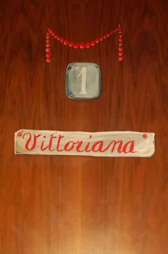 a sign on a wooden door with the word vitilonia at Sul Bacino in Massa Lombarda