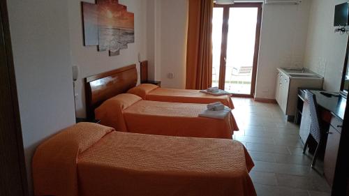 Ένα ή περισσότερα κρεβάτια σε δωμάτιο στο Appartamenti per Vacanza Manfredi Vieste, Fronte mare con parcheggio