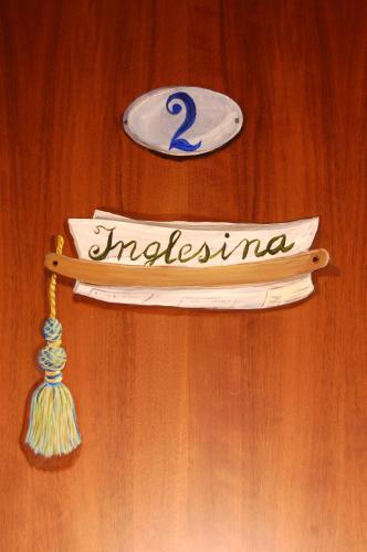 a sign that says nicaragua and a plate on a table at Sul Bacino in Massa Lombarda