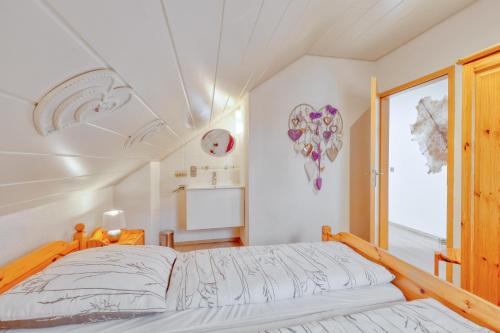 A bed or beds in a room at Seepark Kirchheim Ferienhaus bei Viola mit Sauna