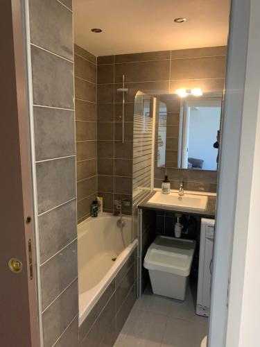 Ванна кімната в Appartement en résidence climatisé avec parking