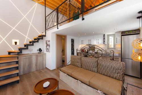 - un salon avec un canapé et un escalier dans l'établissement Sunset Coast House - STONE, à Vathi
