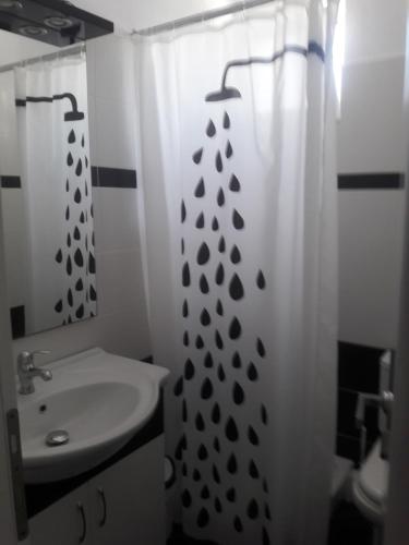 A bathroom at GB Rooms