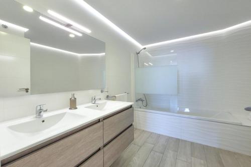 A bathroom at Ocean Garden Sunset Apartment - heated swimming pool Free WIFI