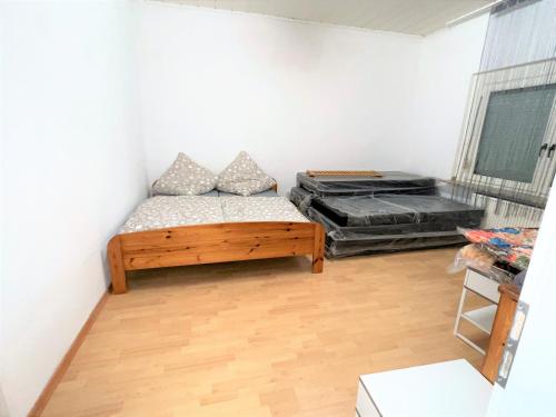 een kamer met een bed en een matras bij Wohnung in Düren Stadtmitte in Düren - Eifel