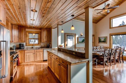 Dapur atau dapur kecil di PURE LUXURY with Hot Tub, Pool Table and Sauna plus Wet Bar - Chessetts Lodge