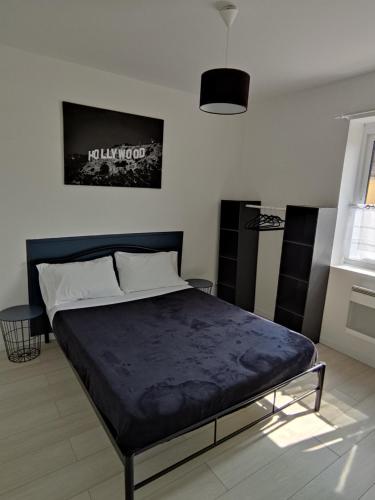 um quarto com uma cama com um colchão azul em Résidence Les Hauts de France em Noeux-les-Mines