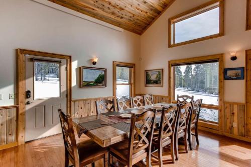 Gambar di galeri bagi PURE LUXURY with Hot Tub, Pool Table and Sauna plus Wet Bar - Chessetts Lodge di Fairplay