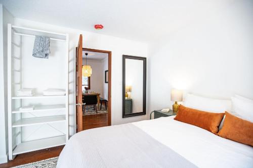 Llit o llits en una habitació de Mackenzie House by Revelstoke Vacations