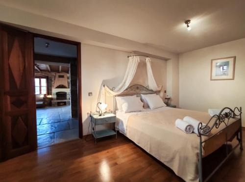 Un dormitorio con una cama grande con dosel. en Grande Grotta House, en Myrties