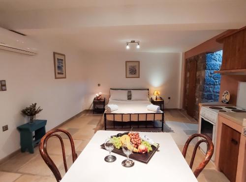 una habitación con una mesa con un plato de fruta. en Grande Grotta House, en Myrties