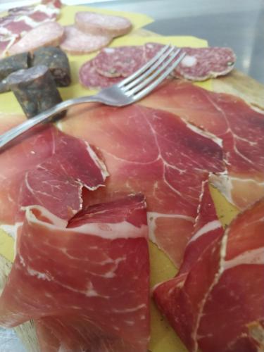 ゲストハウスの敷地内または近くでの食事または食べ物