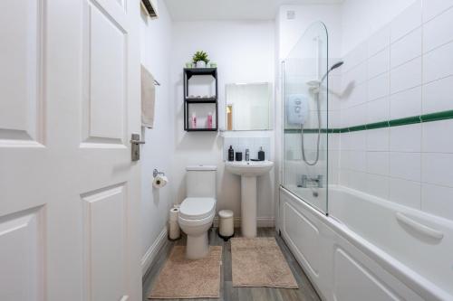 a bathroom with a toilet and a shower and a sink at Comfortable 2 Bed Apartment Near Stansted Airport & Bishops Stortford in Bishops Stortford