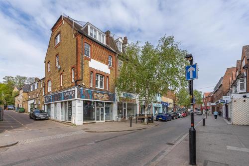 2BR Spacious Apartment Stansted Airport & Bishops Stortford Town في بيشوبس ستورتفورد: شارع المدينة فيه مبنى كبير من الطوب على شارع