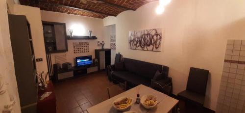 a living room with a couch and a table at Appartamento Lucia in Villanova dʼAsti
