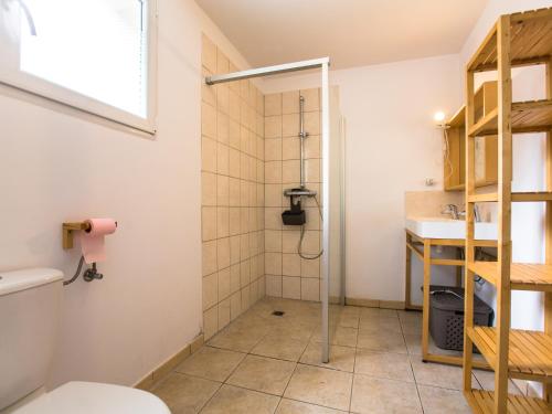 uma casa de banho com um chuveiro e um WC. em Villa La Lauze em Labastide-de-Virac