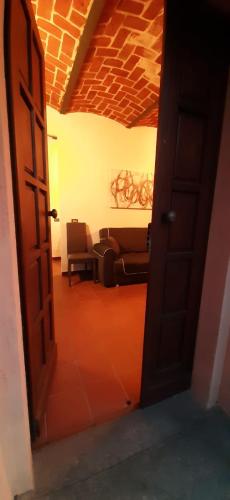 an open door leading to a living room with a couch at Appartamento Lucia in Villanova dʼAsti
