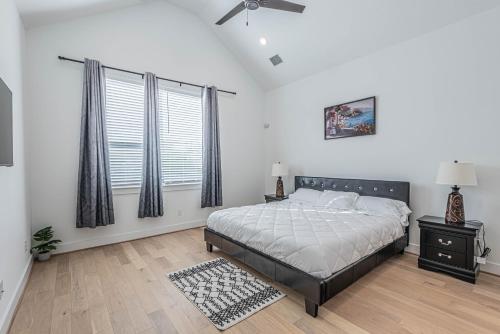 Giường trong phòng chung tại LUXURY 3BR, KS Bed mins away 4RM Dtown, med ctr