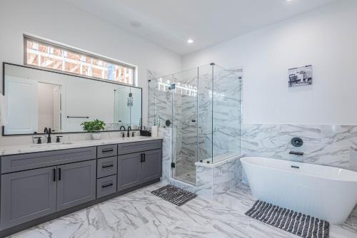 Phòng tắm tại LUXURY 3BR, KS Bed mins away 4RM Dtown, med ctr