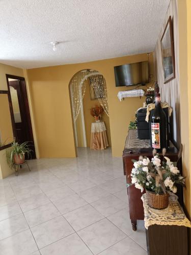 a living room with a table and a mirror at Casa de campo Pillaro - Activa in Píllaro