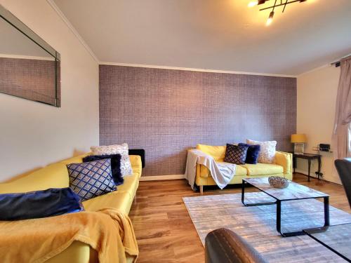 Area soggiorno di 3 Bedroom Aprtmt at Sensational Stay Serviced Accommodation Aberdeen- Froghall Avenue