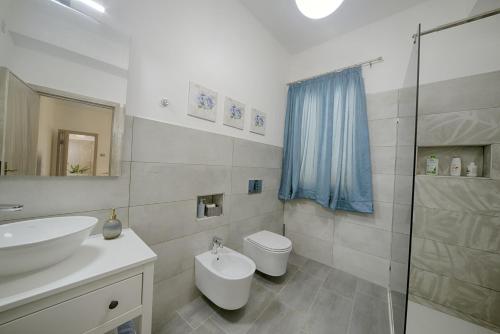 Un baño de Cozy guest house Downtown