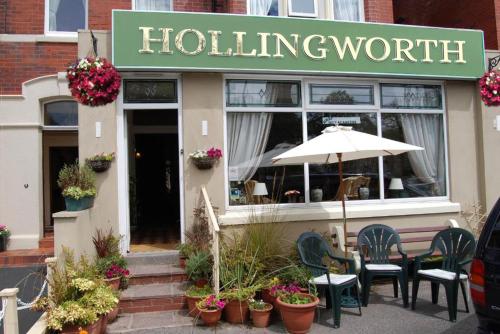 un restaurante con mesa, sillas y sombrilla en The Hollingworth en Lytham St Annes