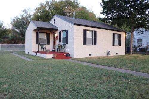 Gallery image of Charming 2 bedroom Retreat minutes from Downtown in Tulsa