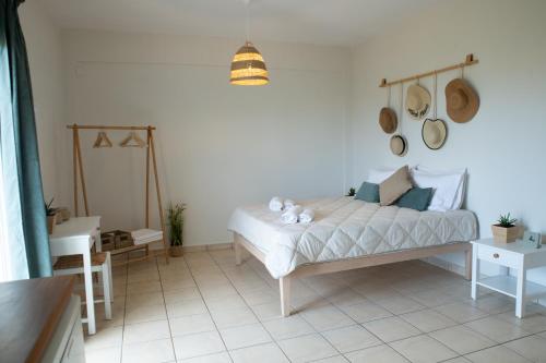 sypialnia z łóżkiem w pokoju w obiekcie Maresia Apts & Studios w mieście Arillas