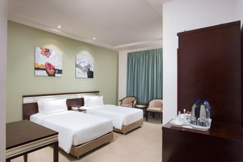 Postel nebo postele na pokoji v ubytování Centara Life Muscat Dunes Hotel